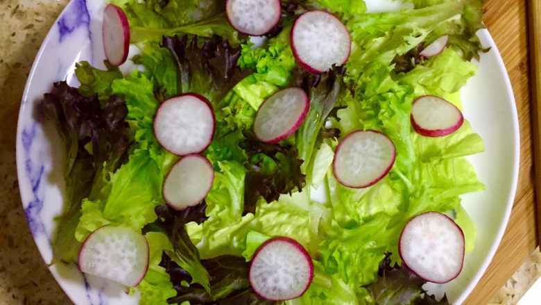😋健康瘦身➕营养的吞拿鱼蔬菜沙拉,铺在罗莎生菜上面