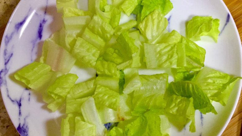😋健康瘦身➕营养的吞拿鱼蔬菜沙拉,散开摆进盘子里