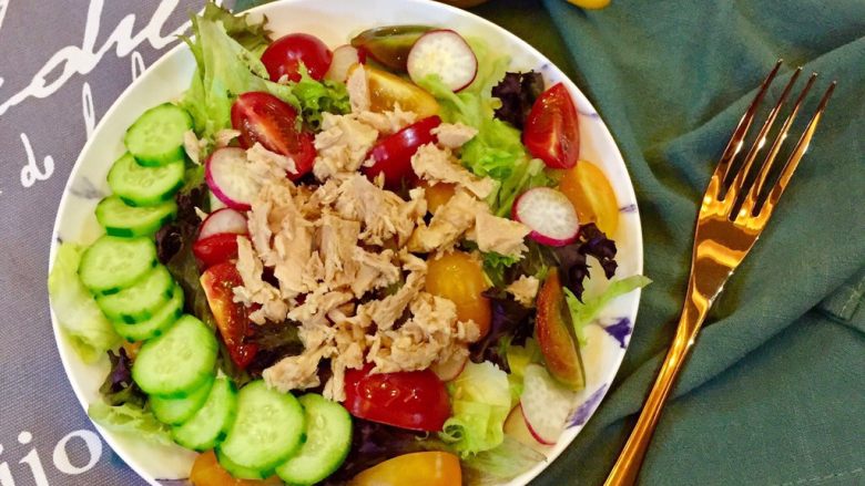 😋健康瘦身➕营养的吞拿鱼蔬菜沙拉,营养又健康的吞拿鱼沙拉完成啦✌️