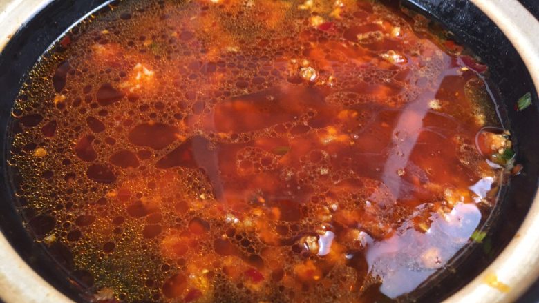 肉末粉丝煲,倒入适量高汤或清水。