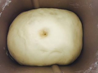 培根香葱小餐包,发酵至1.5-2倍大，戳洞不回缩即成功发酵。