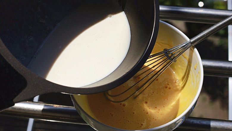 小雪人雪糕-童年的美好回忆,拌匀的蛋黄液中，缓慢倒入温热的牛奶，搅拌均匀（牛奶的温度一定要低温，否则会变成蛋黄汤的喔）