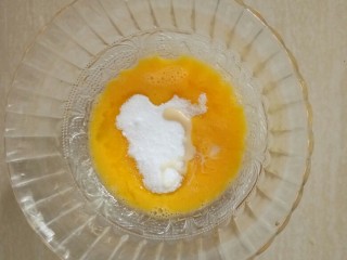 旺仔小馒头,鸡蛋打散加入玉米油、细砂糖、炼乳。搅拌均匀。