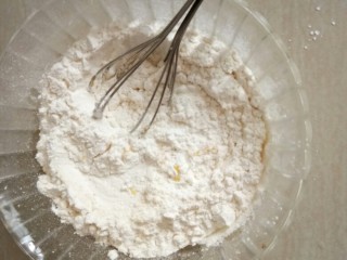 旺仔小馒头,将马铃薯淀粉、低筋面粉、奶粉、泡打粉混合拌匀，过筛入蛋液中。