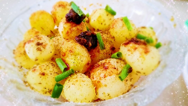 迷你小土豆,可以根据个人口味撒上椒盐，辣椒酱。