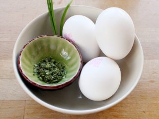 三文鱼鸡蛋三明治,2.炒鸡蛋的材料：鸡蛋和小香葱（干的或新鲜的都可）注：一定是细香葱，而非其它的葱。
