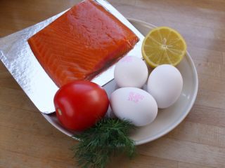 三文鱼鸡蛋三明治,1.材料图：烟熏三文鱼、柠檬、鸡蛋、莳萝、西红柿