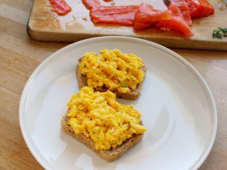 三文鱼鸡蛋三明治,10.面包片先抹一层黄油，再铺满炒鸡蛋。注：不爱黄油可以不用。