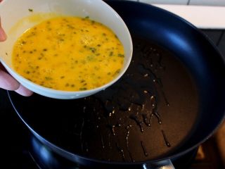 三文鱼鸡蛋三明治,4.锅烧微热后倒少量的油（约5-10克），将蛋液倒入。