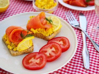 三文鱼鸡蛋三明治,13.三文鱼鸡蛋三明治不仅可以作为早餐，午餐，还可以作为前餐，配上白葡萄酒。
它也是比较典型的挪威人夏天的食品。