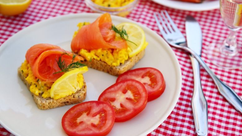 三文鱼鸡蛋三明治,13.三文鱼鸡蛋三明治不仅可以作为早餐，午餐，还可以作为前餐，配上白葡萄酒。
它也是比较典型的挪威人夏天的食品。