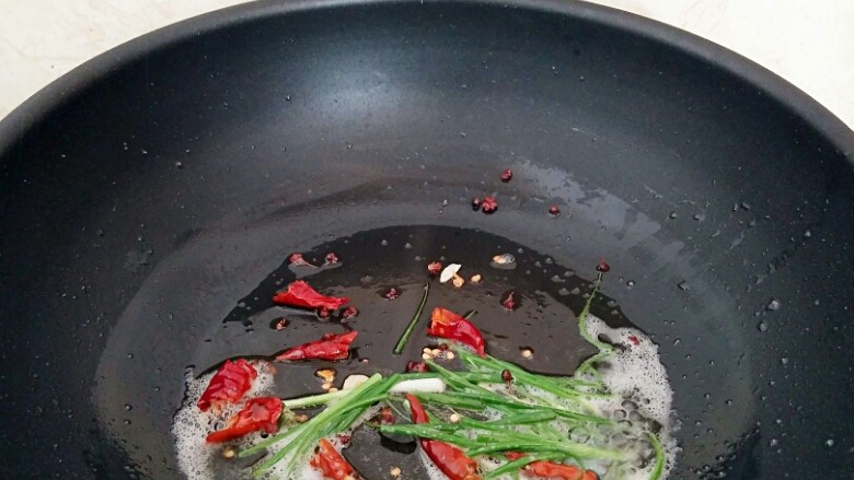 凉拌鱼香茄子,炒锅烧热油，放入葱，辣椒，花椒粒小火呛锅出味！