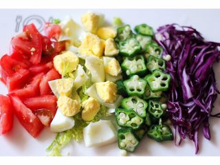 低脂蔬菜沙拉+草莓奶昔,把鸡蛋、番茄切丁、秋葵切片、紫甘蓝切丝备用……