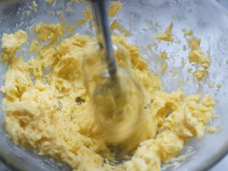 辛巴小饼干,将软化的黄油加入糖粉打发至蓬松状态