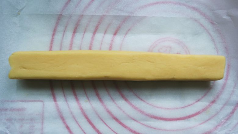 辛巴小饼干,取一半原味面团搓成圆柱体，包裹油纸整理出棱角，横截面呈正方形，冷冻15分钟
