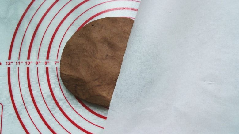 辛巴小饼干,将可可面团放在硅胶垫上，盖上油纸擀成5mm厚的面饼
