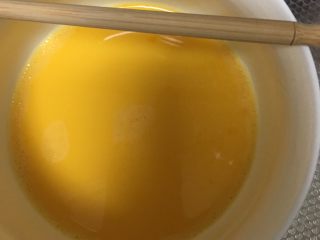 宝宝辅食～西兰花蛋卷,鸡蛋打散加少许盐