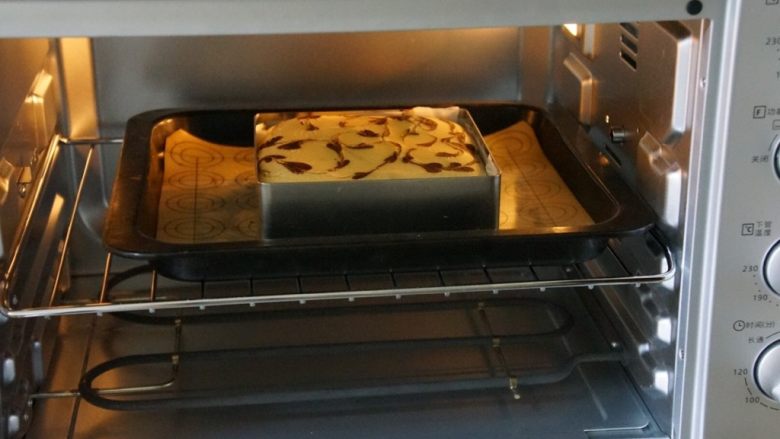 豆沙年糕,放入预热好的松下烤箱，170度烘烤50分钟左右。