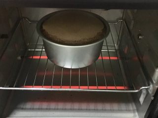 巧克力淋面蛋糕,烤箱预热，130度中下层上下火，烤50分钟左右即可。每家烤箱脾气不一样，可以适当加减10度左右温度，太高的话表面容易开裂，然后调低10度左右，多烤几分钟，灵活一些。