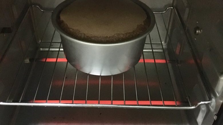 巧克力淋面蛋糕,烤箱预热，130度中下层上下火，烤50分钟左右即可。每家烤箱脾气不一样，可以适当加减10度左右温度，太高的话表面容易开裂，然后调低10度左右，多烤几分钟，灵活一些。