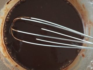 巧克力淋面蛋糕,再加入淡奶油拌匀，加入软化好的吉利丁片，隔热水搅拌至吉利丁片和巧克力液融合。