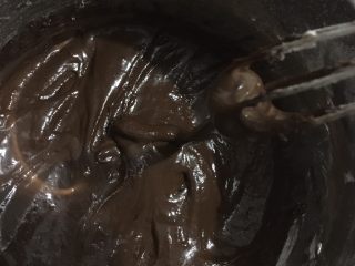 巧克力淋面蛋糕,筛入35g低筋面粉搅打均匀，搅打时不要划圈，要以写Z字样拌匀，这样不会起筋。当提起打蛋器时可可糊会顺滑的流下来，表明已经搅打好了