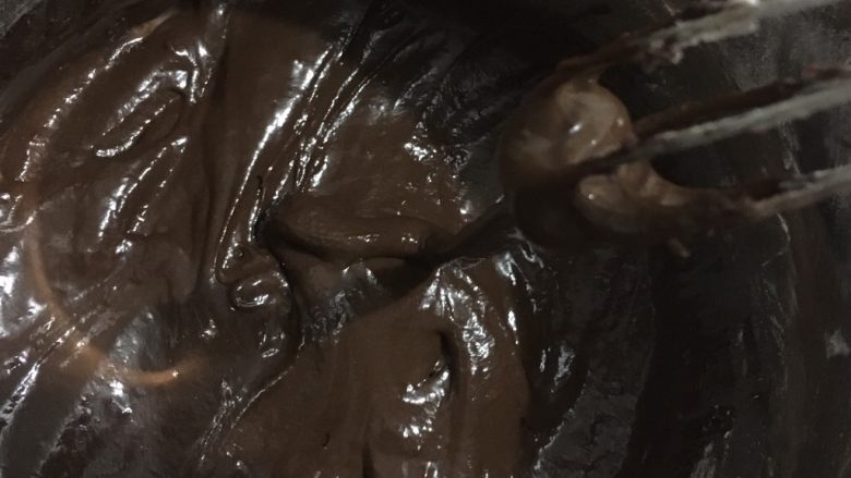 巧克力淋面蛋糕,筛入35g低筋面粉搅打均匀，搅打时不要划圈，要以写Z字样拌匀，这样不会起筋。当提起打蛋器时可可糊会顺滑的流下来，表明已经搅打好了
