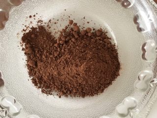 巧克力淋面蛋糕,烤蛋糕的时候制作可可淋面液
可可粉加温水（50度左右）拌匀。吉利丁片放冷水里软化
