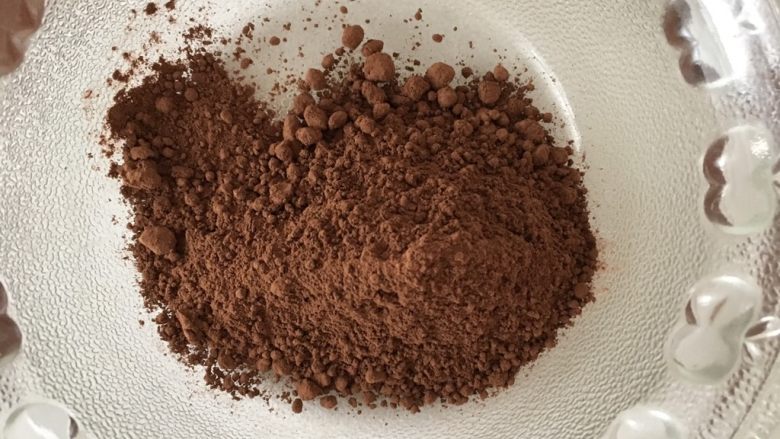 巧克力淋面蛋糕,烤蛋糕的时候制作可可淋面液
可可粉加温水（50度左右）拌匀。吉利丁片放冷水里软化