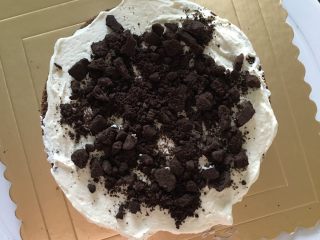 巧克力淋面蛋糕,铺上一层奥利奥饼干碎