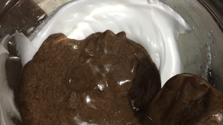 巧克力淋面蛋糕,在可可糊里加入1/3蛋白，翻拌均匀，不要搅拌，会消泡，要像炒菜那样翻拌