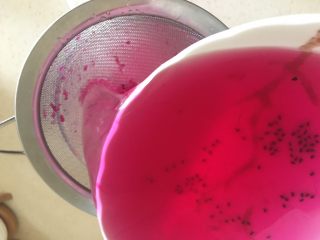 夏日果味酵素饮品,泡好之倒入碗中，在用滤网过滤渣子不要。