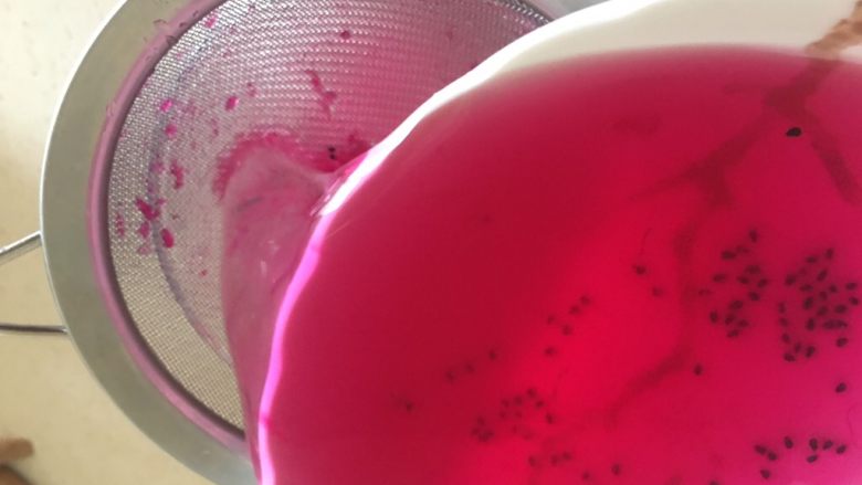 夏日果味酵素饮品,泡好之倒入碗中，在用滤网过滤渣子不要。
