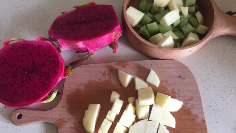 夏日果味酵素饮品,猕猴桃去头去尾，然后切块，苹果中间的芯不要。要用平时切水果的板子，跟刀。