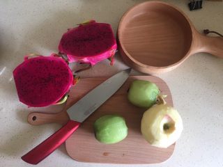 夏日果味酵素饮品,水果去皮 红心火龙果对半切开，皮很好扒的。