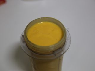 芒果青柠雪糕,搅打成细腻状态，剩余的淡奶油打发，混合均匀