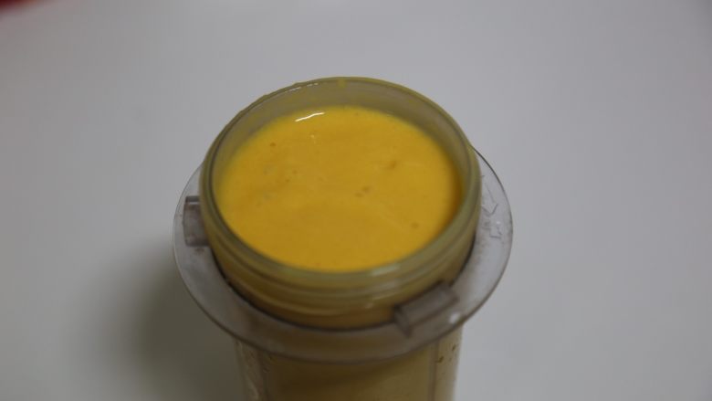 芒果青柠雪糕,搅打成细腻状态，剩余的淡奶油打发，混合均匀