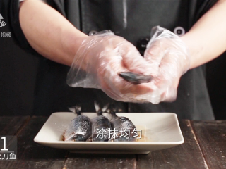 香煎秋刀鱼，在家也能做出的美味日料,涂抹均匀
