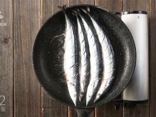 香煎秋刀鱼，在家也能做出的美味日料,将秋刀鱼放入锅内
