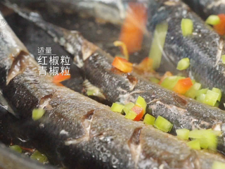 香煎秋刀鱼，在家也能做出的美味日料,加入适量红辣椒、青辣椒
