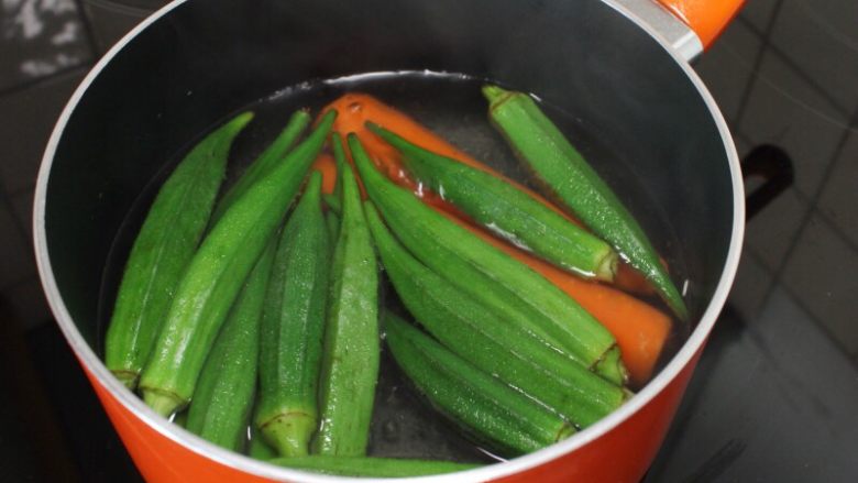 生炒花枝,
2.首先将胡萝卜和秋葵放到沸水中，水微微冒泡时先将秋葵捡出，胡萝卜煮到水大开时捡出。