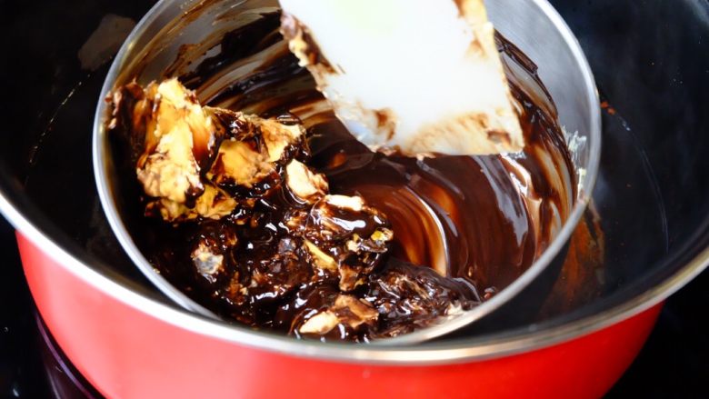 经典零失败心太软,将黑巧克力和黄油镉水用小火融成液体，温度不要太高