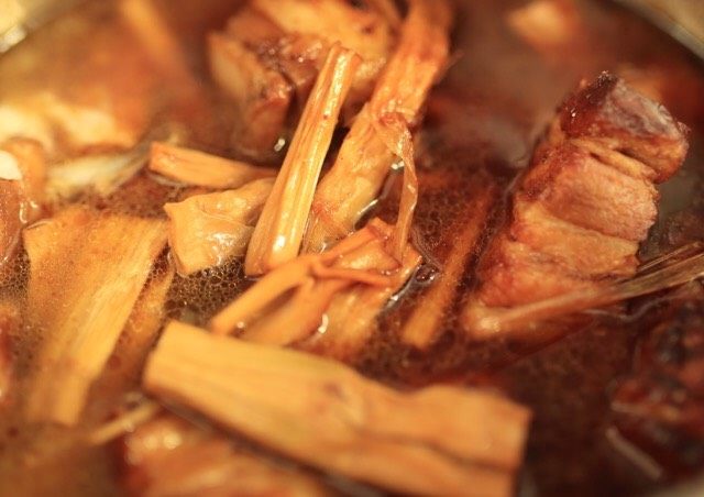 干笋烧肉,大火煮开后转小火煮1小时以上，这中间不要用铲子或勺搅，会破坏五花肉。