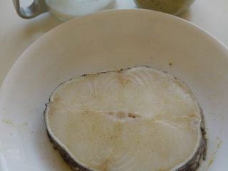 蟹味鳕鱼豆腐,把鳕鱼去除鱼皮上的鳞片，用白胡椒粉和一勺盐均匀抹在两面，略腌十分钟。