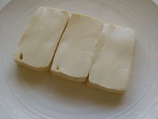 蟹味鳕鱼豆腐,在盘子里，把豆腐切片垫底。