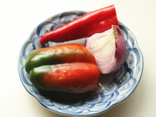 黑椒牛柳,准备配菜，青椒也变成了红色。