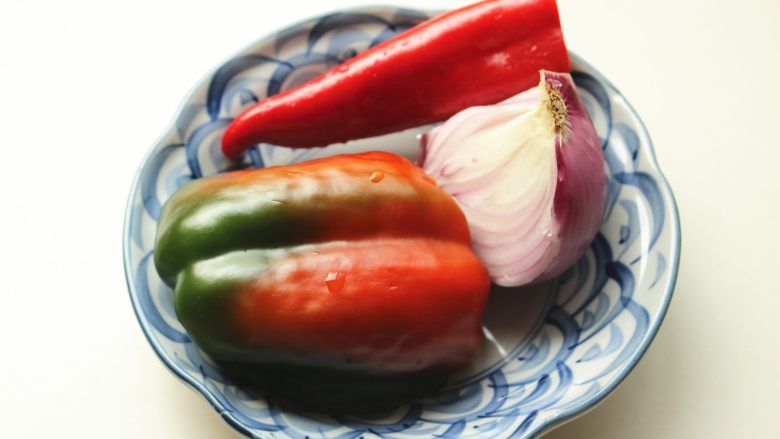 黑椒牛柳,准备配菜，<a style='color:red;display:inline-block;' href='/shicai/ 61'>青椒</a>也变成了红色。