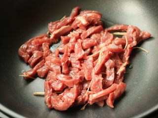 黑椒牛柳,下入腌好的牛肉。
