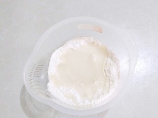 手撕炼奶包,高粉中放入酵母和砂糖，清水混合。