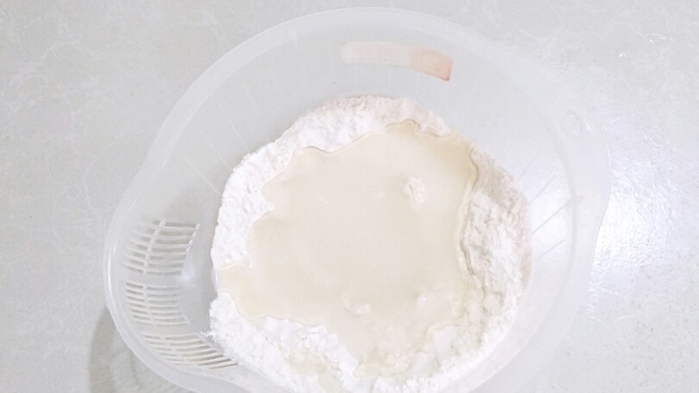 手撕炼奶包,高粉中放入酵母和砂糖，清水混合。